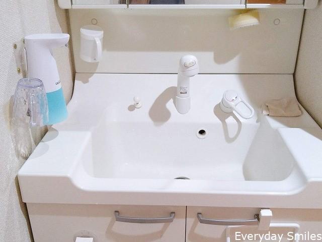 100均 洗面台の浮かせる収納 コップ ディスペンサー ハンドソープ スポンジ Everyday Smiles ワーママの心と時間のゆとりを生んで笑顔になるブログ 100均 洗面台の浮かせる収納 コップ ディスペンサー ハンドソープ スポンジ Everyday Smiles ワーママの心と時間のゆとりを生んで笑顔になるブログ